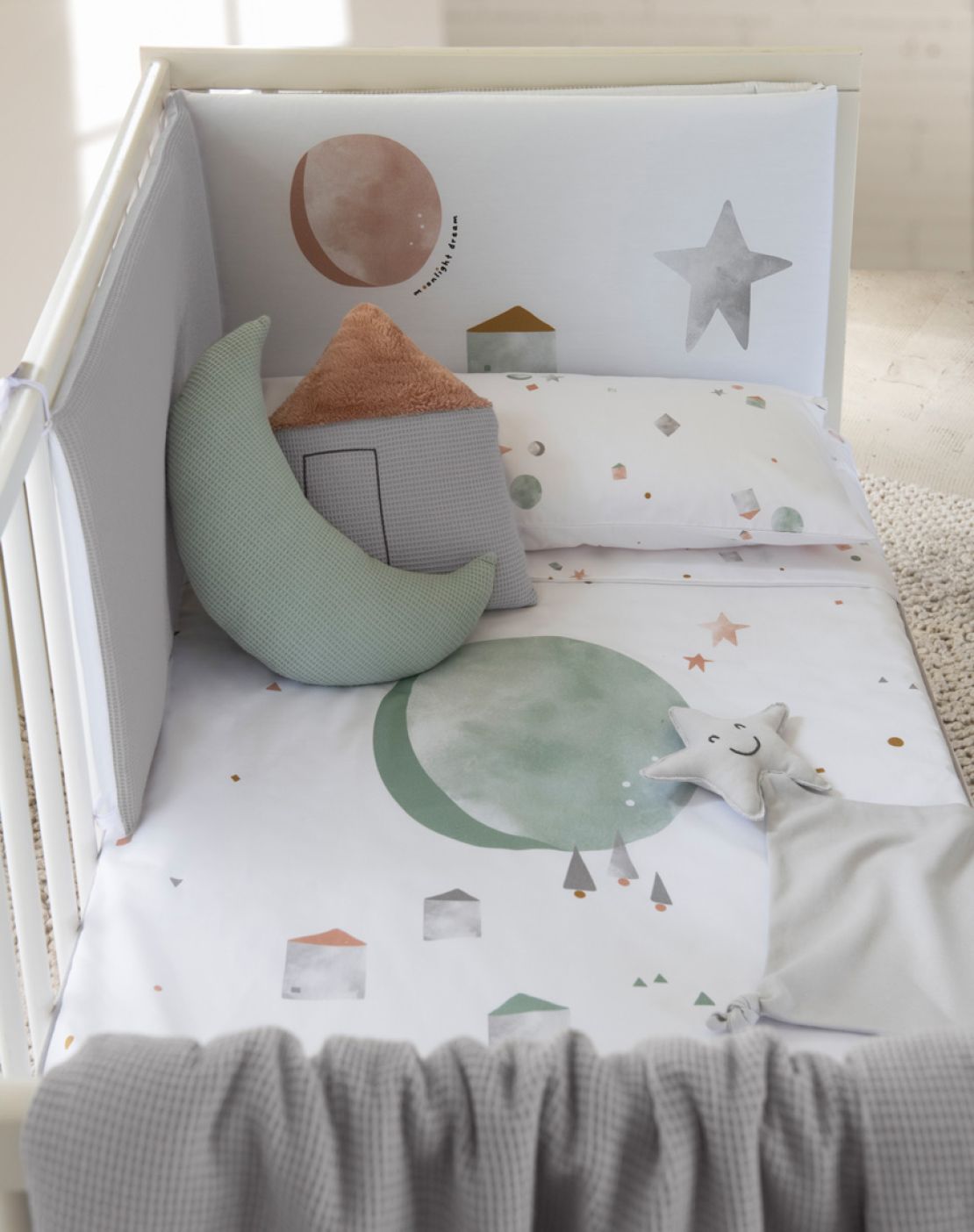 Colcha + protector cuna<br>MOON